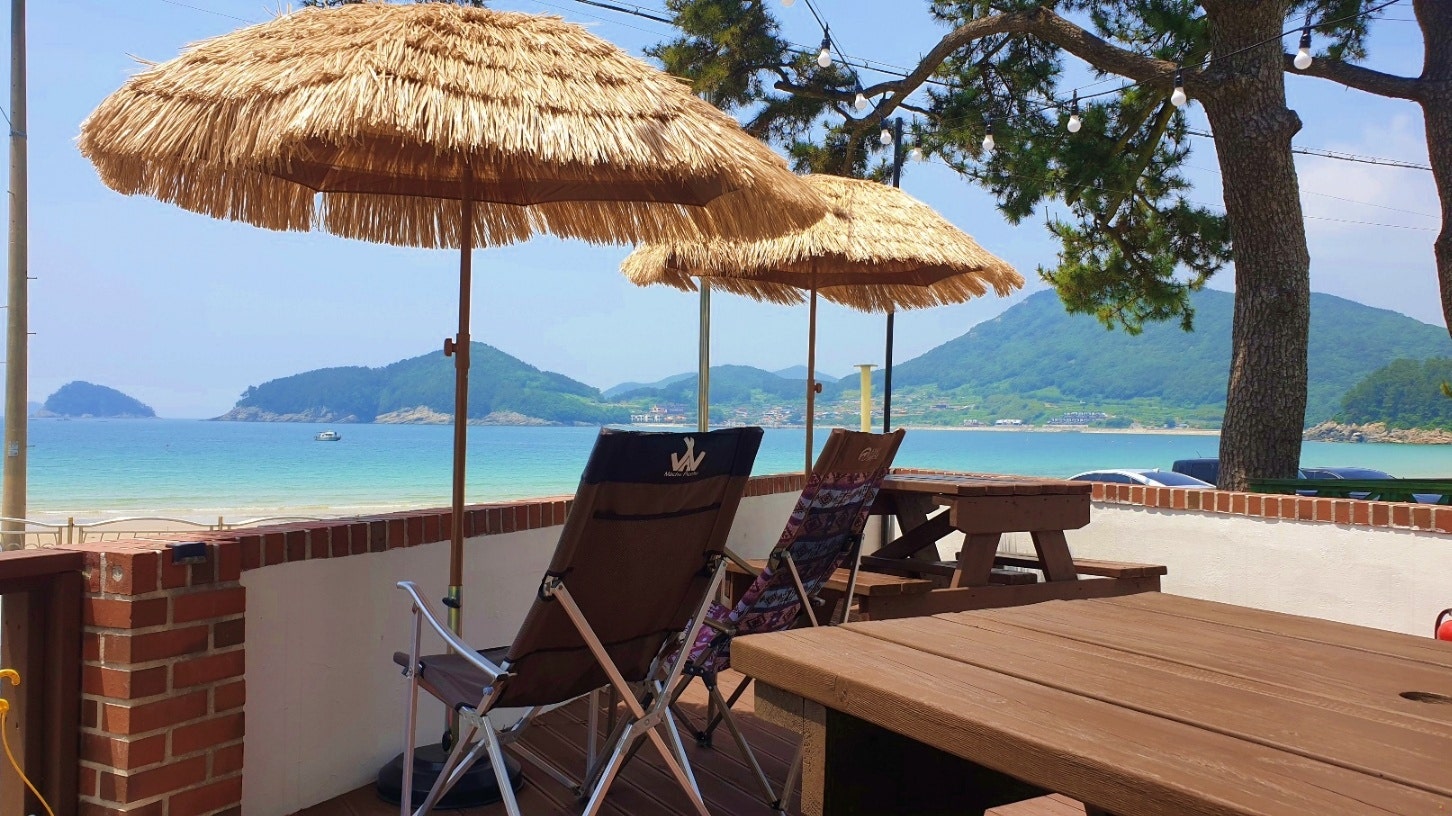 송정솔바람해수욕장 1열에 위치한 3층 다가구주택 전경
