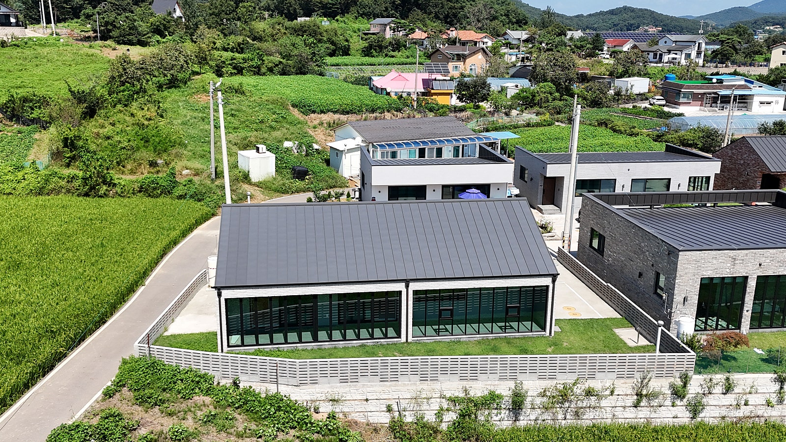 인천 강화군 선원면의 세련된 인테리어를 갖춘 전원주택 외관과 잔디 정원